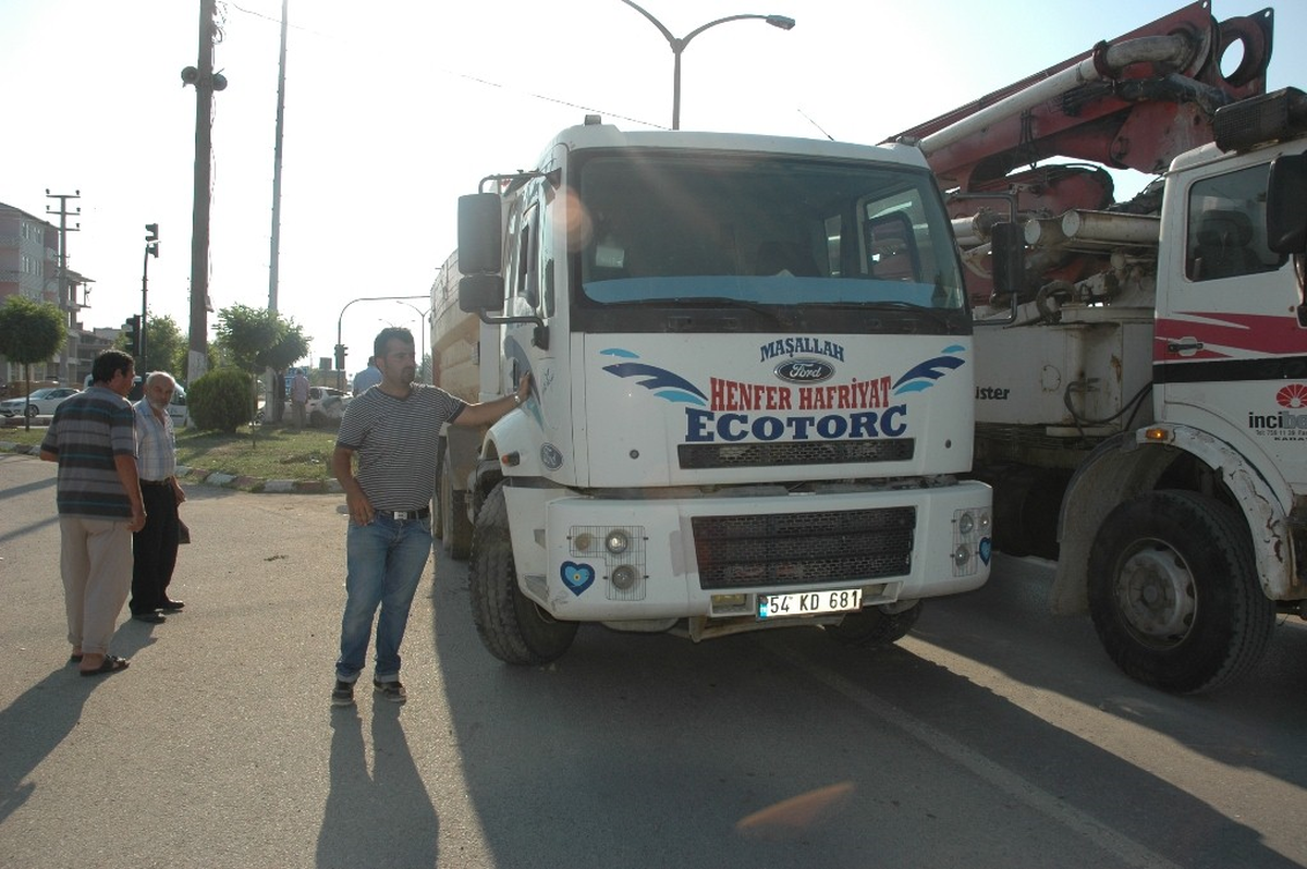 Kamyonla Çarpışan Otomobilde 4 Kişi Yaralandı