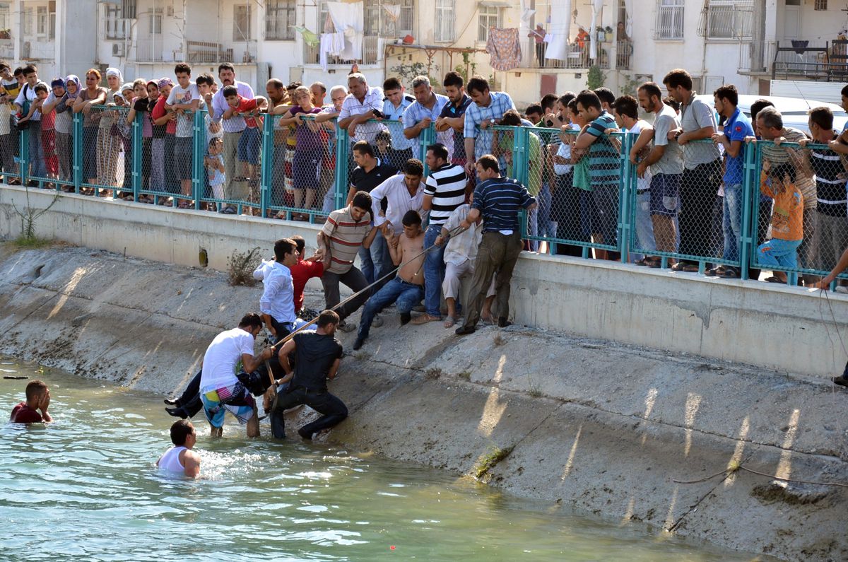Kanala Düşen 3 Kişinin Cesetleri Bulundu