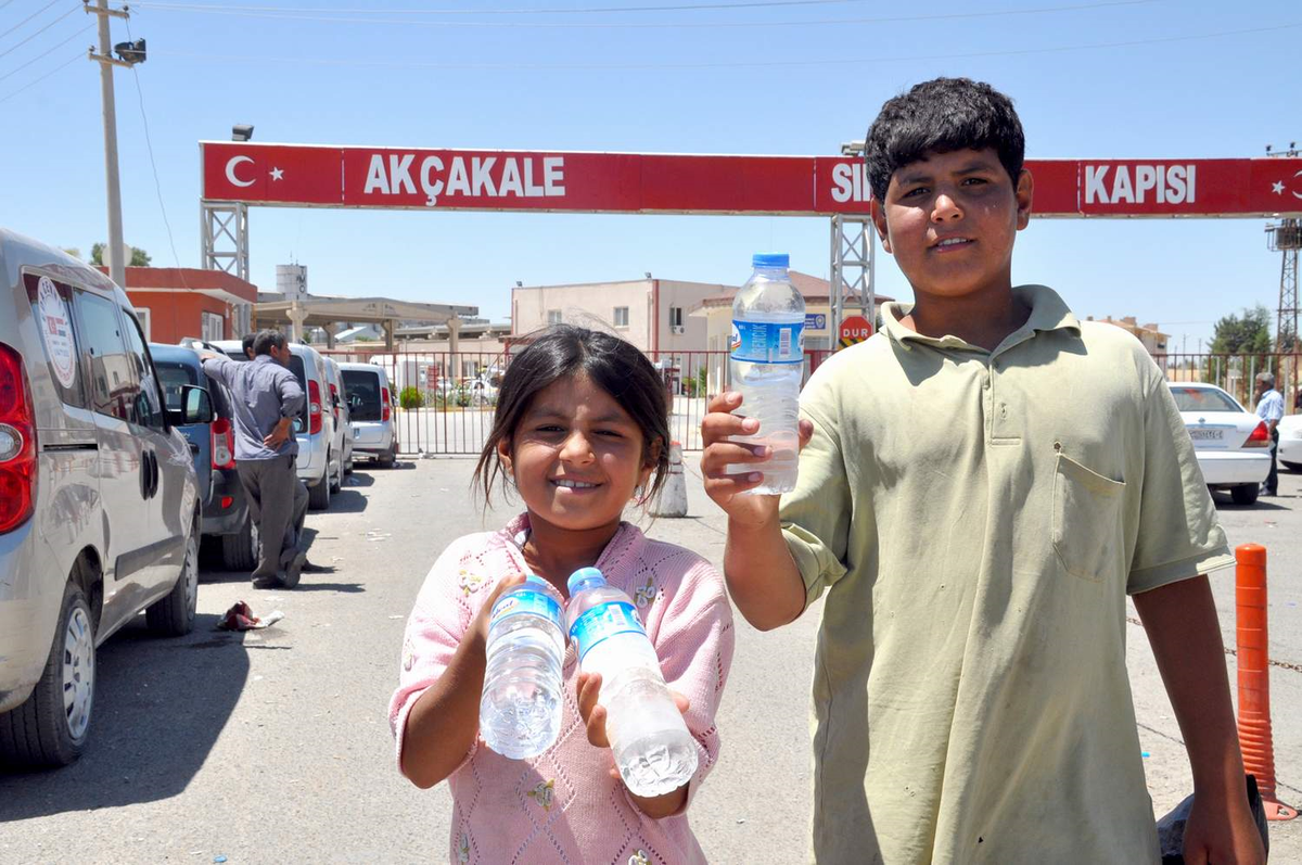 Küçük Çocuklar Harçlıklarını Su Satarak Çıkarıyor