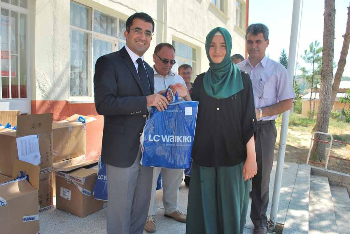 Lc Waikiki\'den Öğrencilere Giyim Yardımı