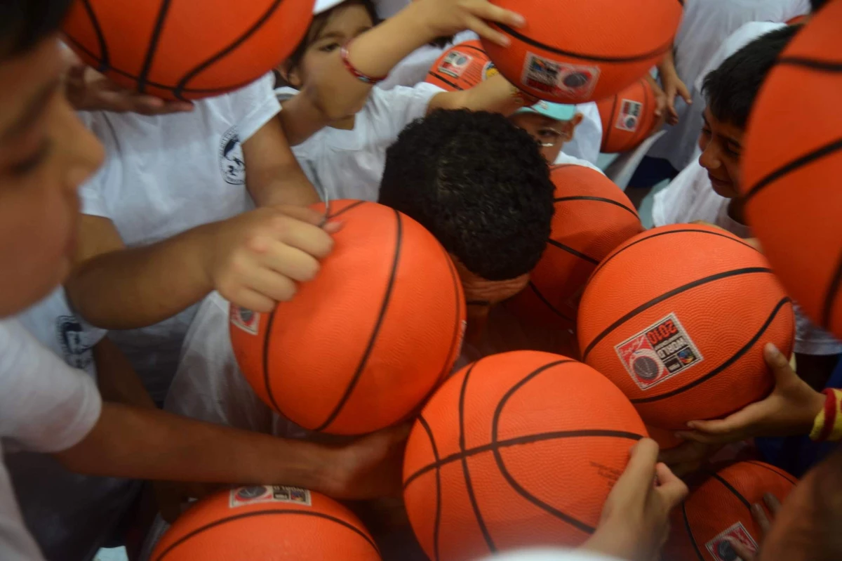 Minik Çocuklar Dev Basketçiyi Adeta Ezdi