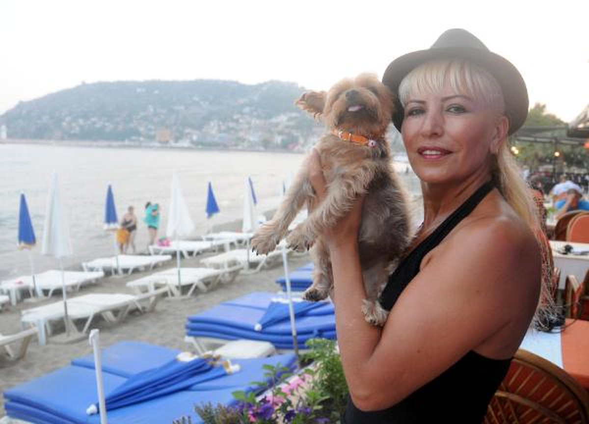 Modacı Köpeği ile Otele Alınmayınca Sokakta Kaldı