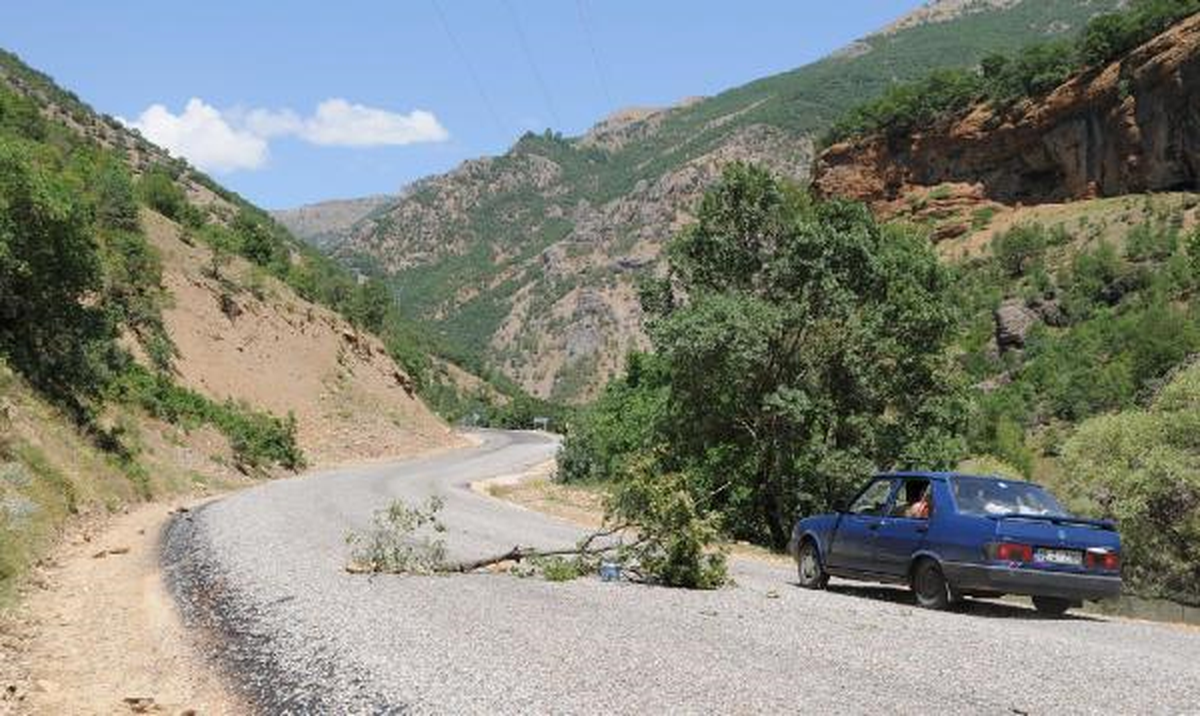 PKK\'lıların Bombalar Tuzakladığı Tunceli- Erzincan Karayolu Kapatıldı (2)