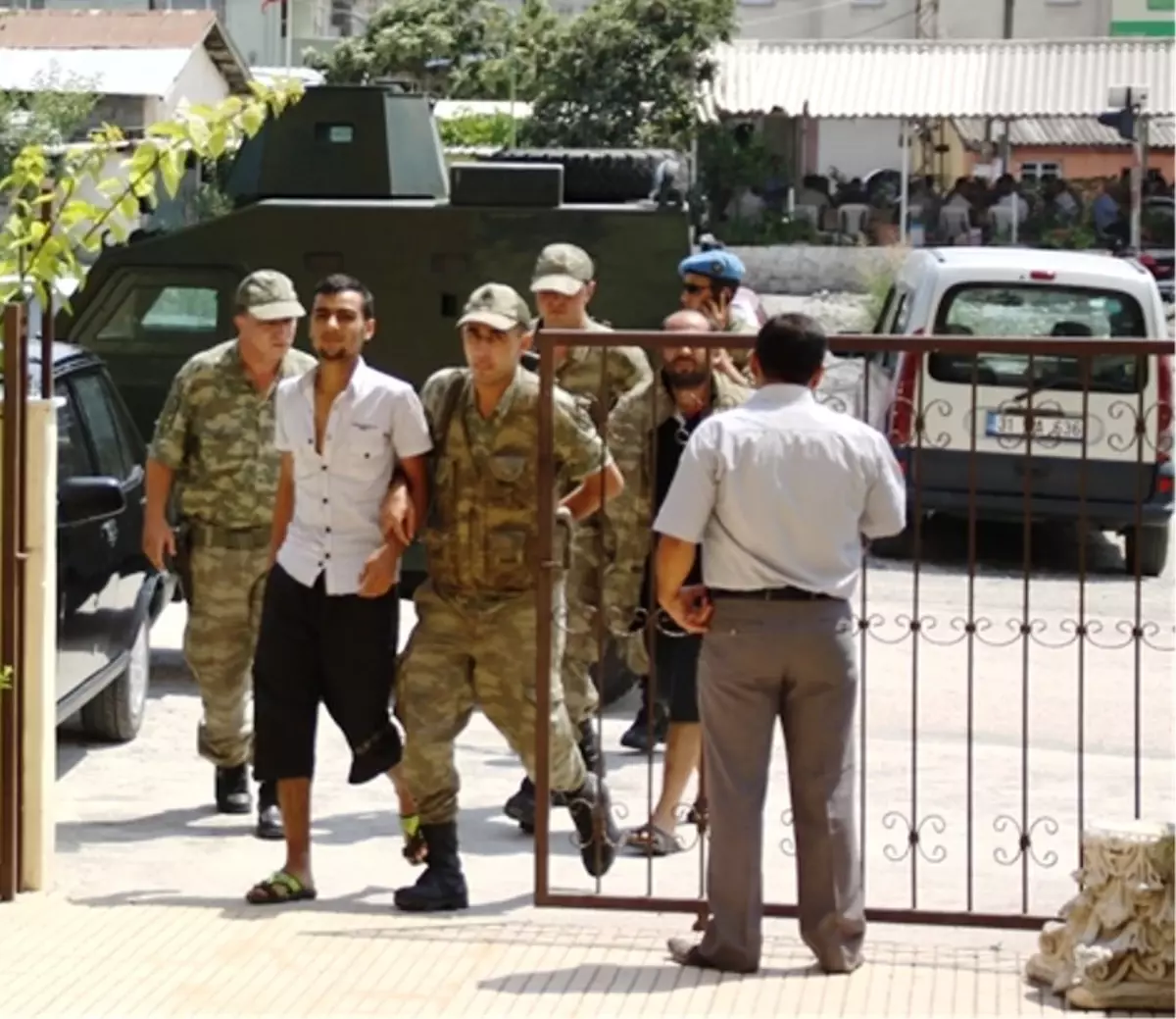 Plajda \'Şiş\'li Kavga: 4 Yaralı