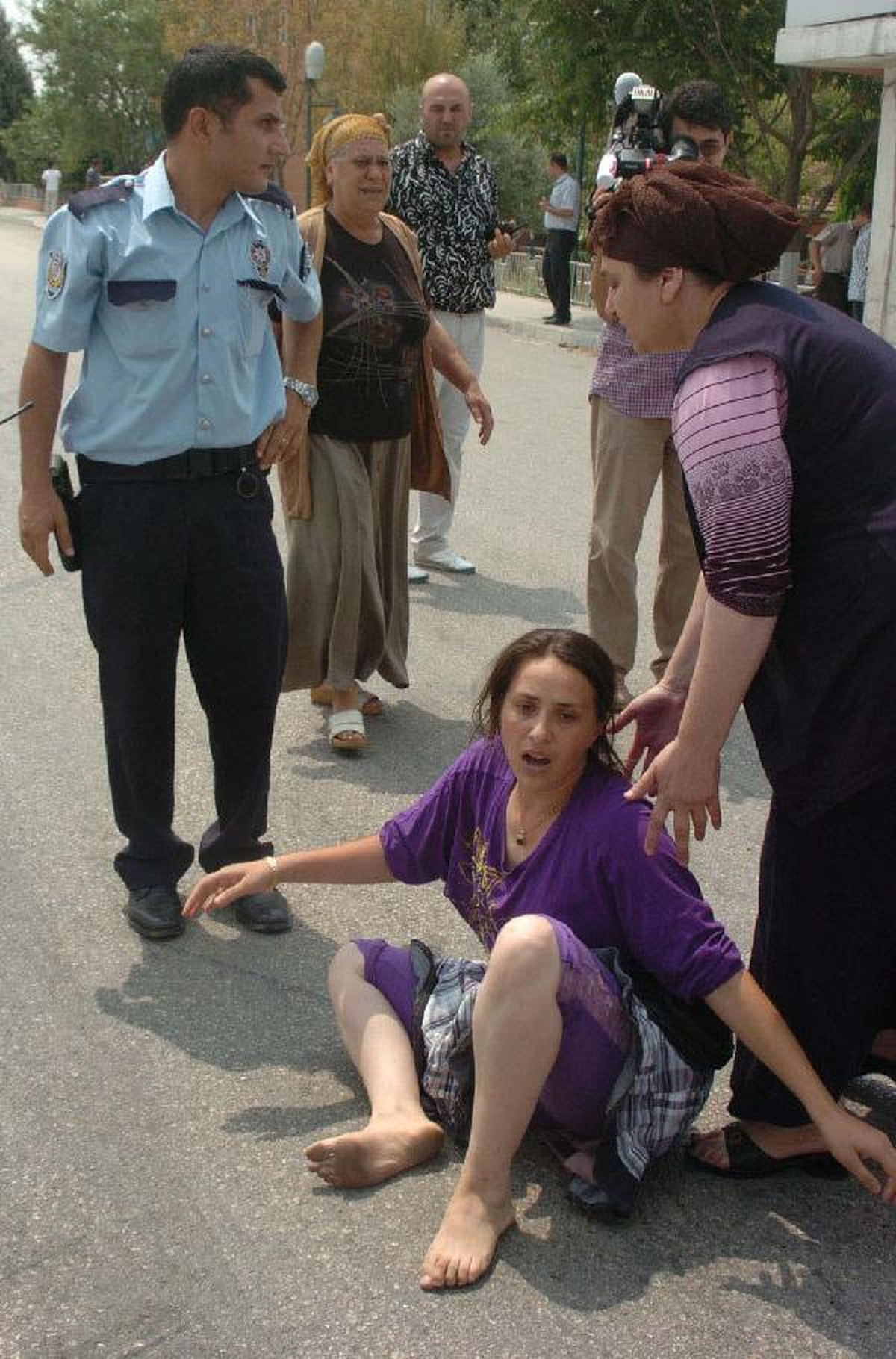 Polis Yaralayıp Annesini Kaçıran Yaşı Küçük Sanığa Tahliye