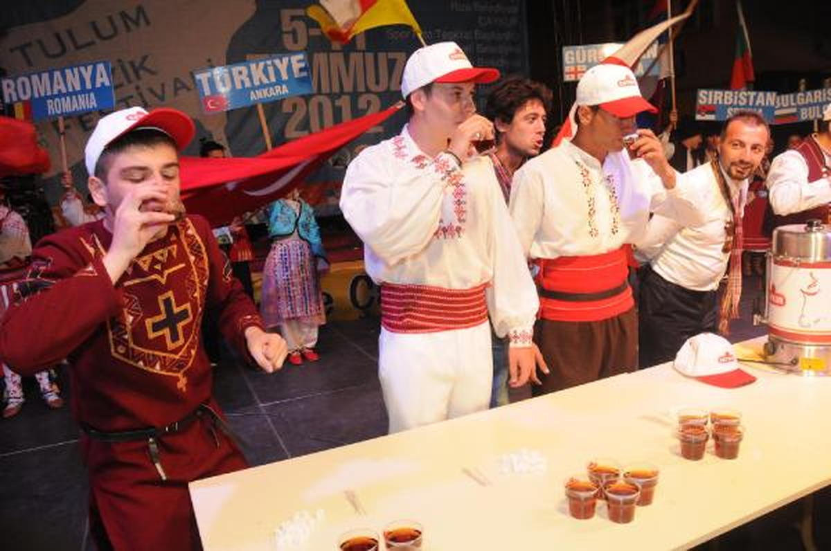 Rize\'de \'En Hızlı Çay İçme\' Yarışması Düzenlendi