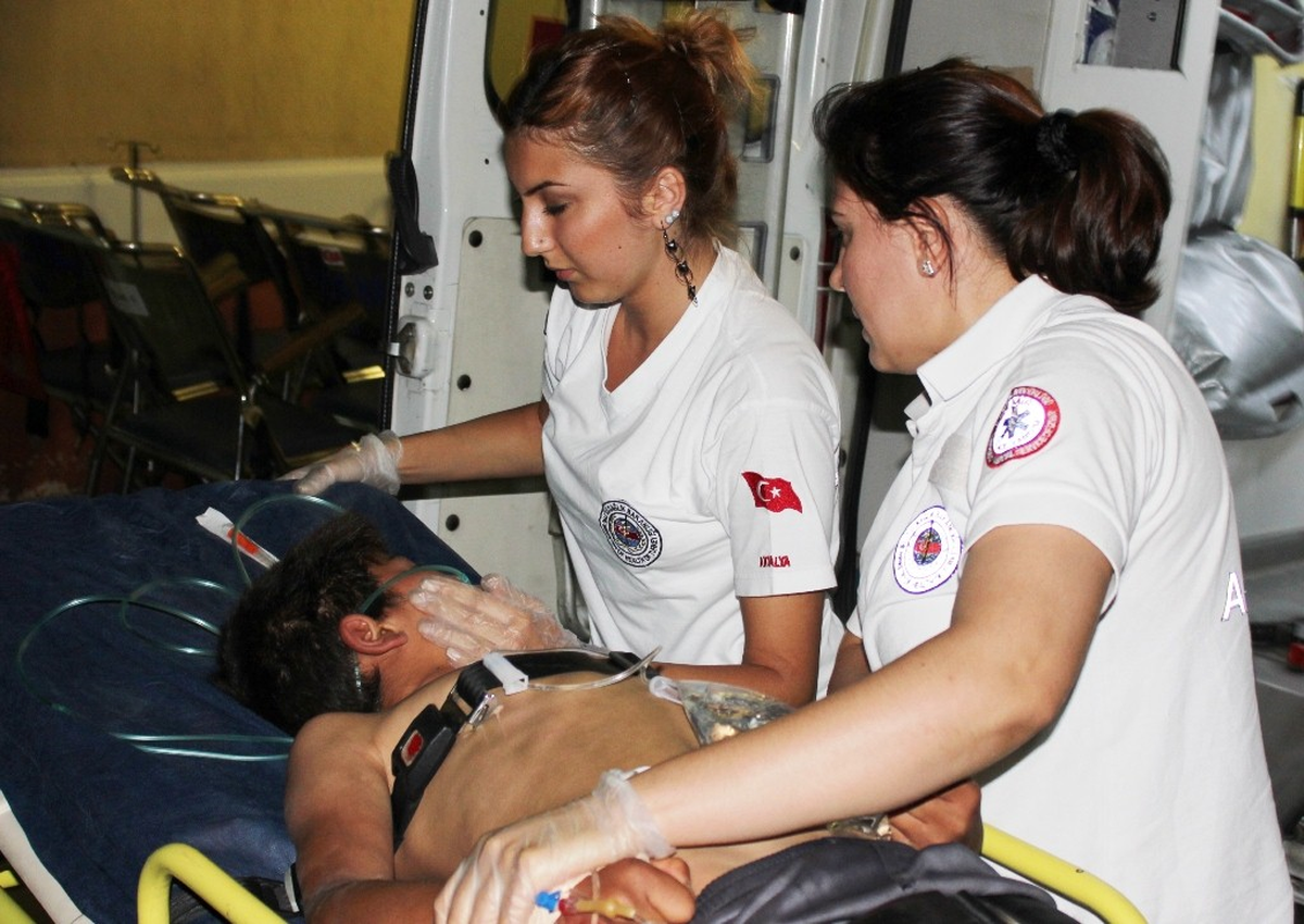 Salıncağın İpi Boynuna Dolanan Çocuk Ölümden Döndü