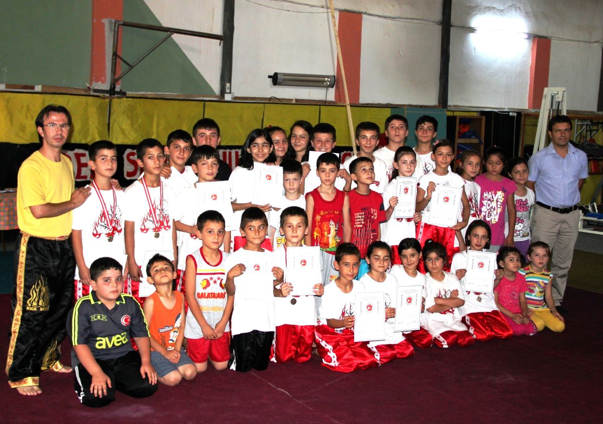 Sarıgöl\'de Kick-Boks Kursundaki 42 Sporcu Terfi Belgesi Aldı