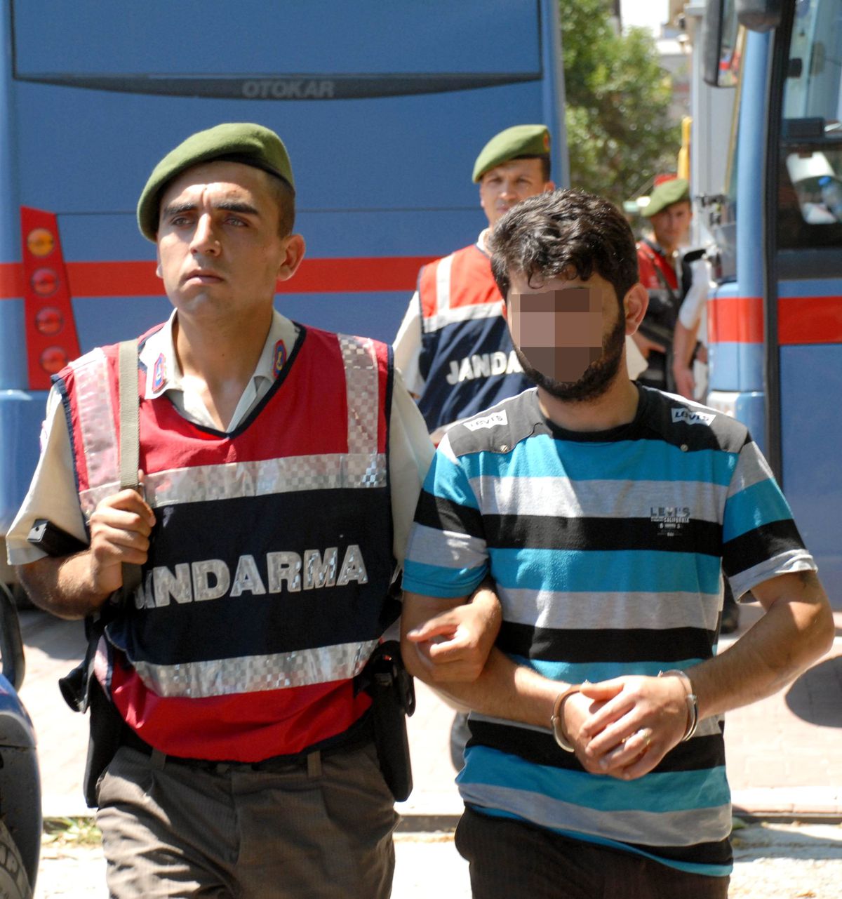 Sele Kapılan Bayanların Yanındaki Gençler Adliyeye Sevk Edildi
