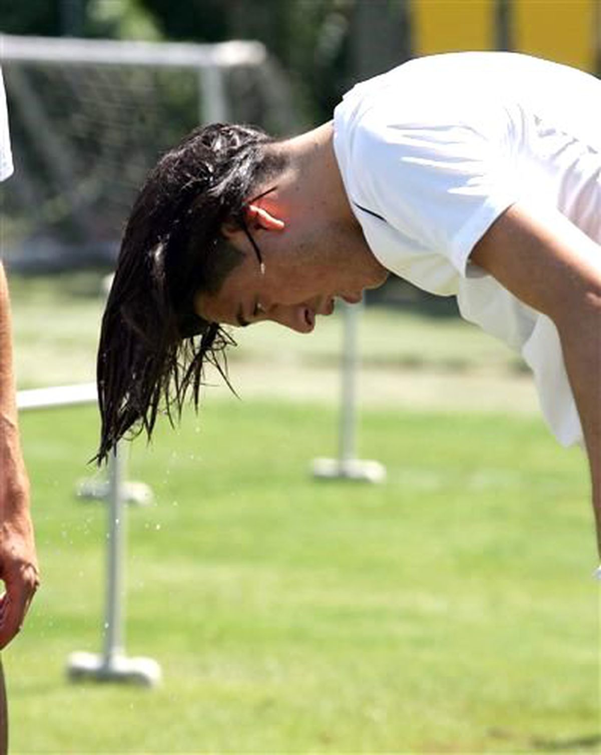 Sıcaktan Bunalan Futbolcular Buzlu Suyla Serinliyor