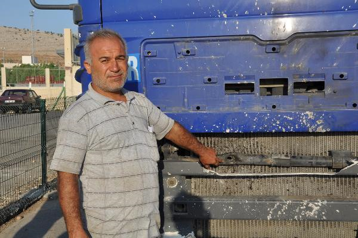 Suriye\'de Türk Tır\'ına Roket Saplandı