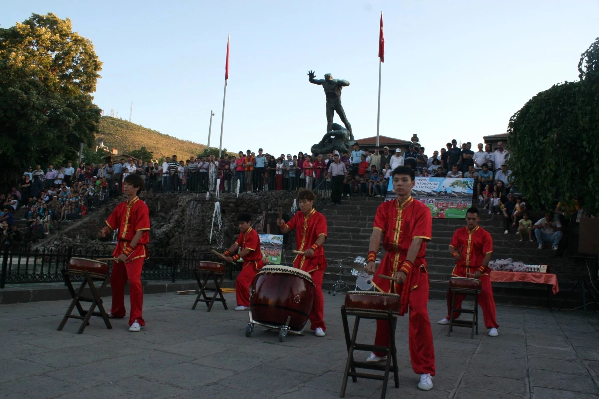 Tayvanlı Öğrenciler, Geleneksel Danslarını Sergiledi