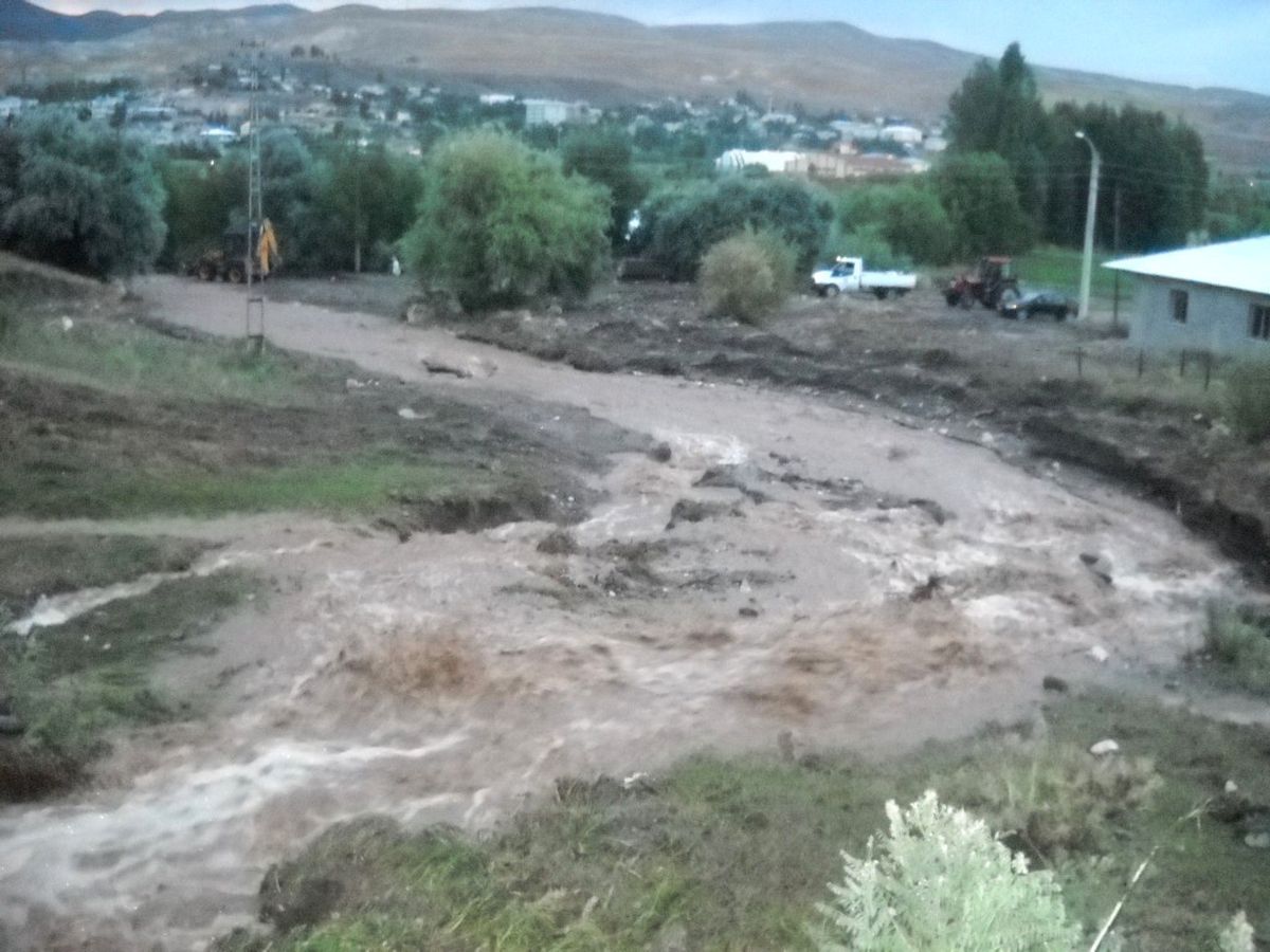 Tercan\'da Sel Su Kanalını Patlattı