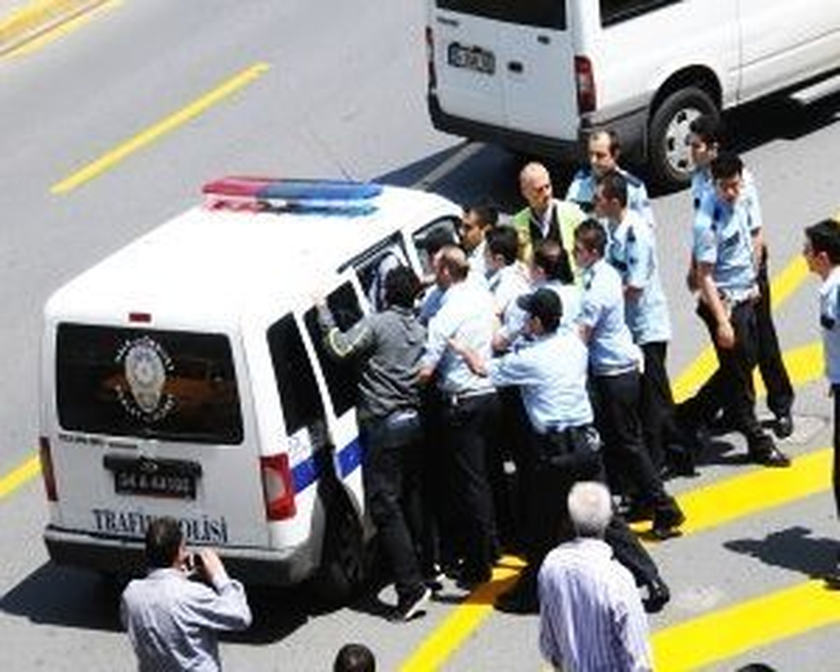 Ters Yöne Giren Kamyon Şoförü Ceza Yazan Polislere Saldırdı
