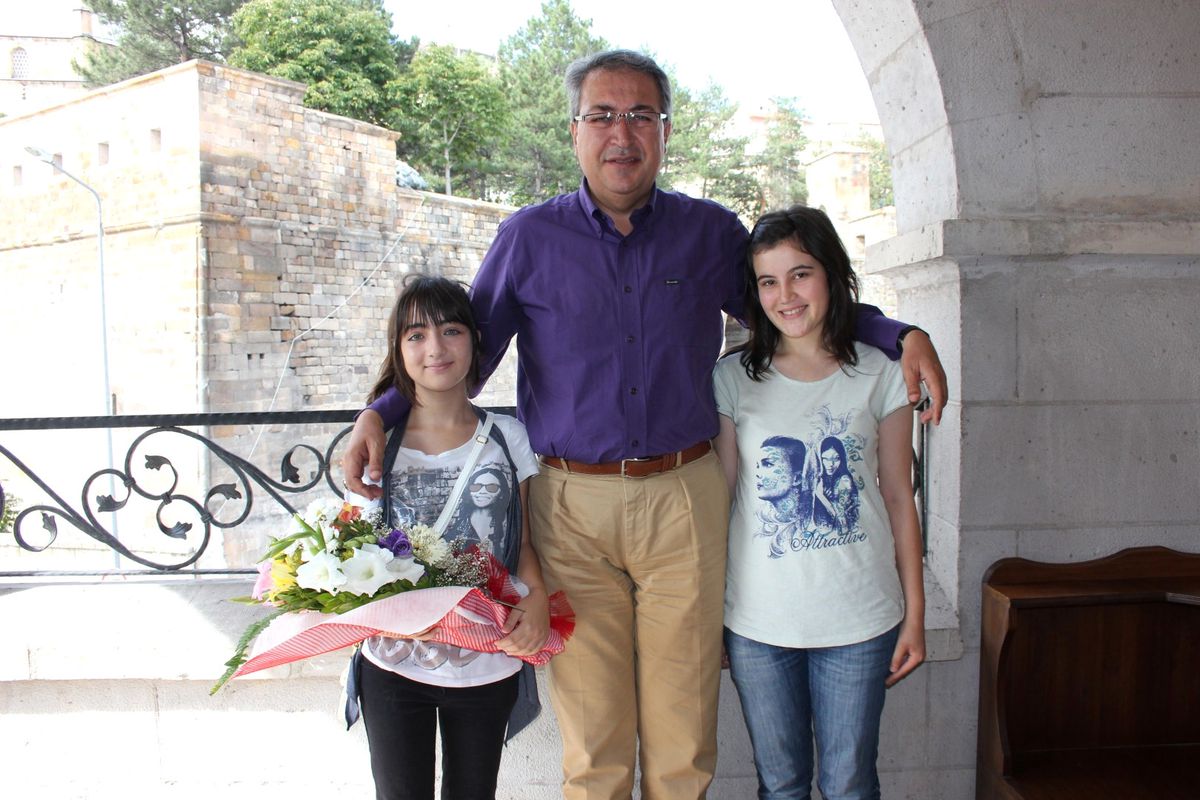 Twitter'den Ceceli Konseri İsteyen Genç Kızlar Ünver'e Teşekkür Etti