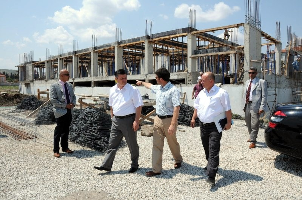 Vali İnşaatta İşçilerle Demir Bağladı