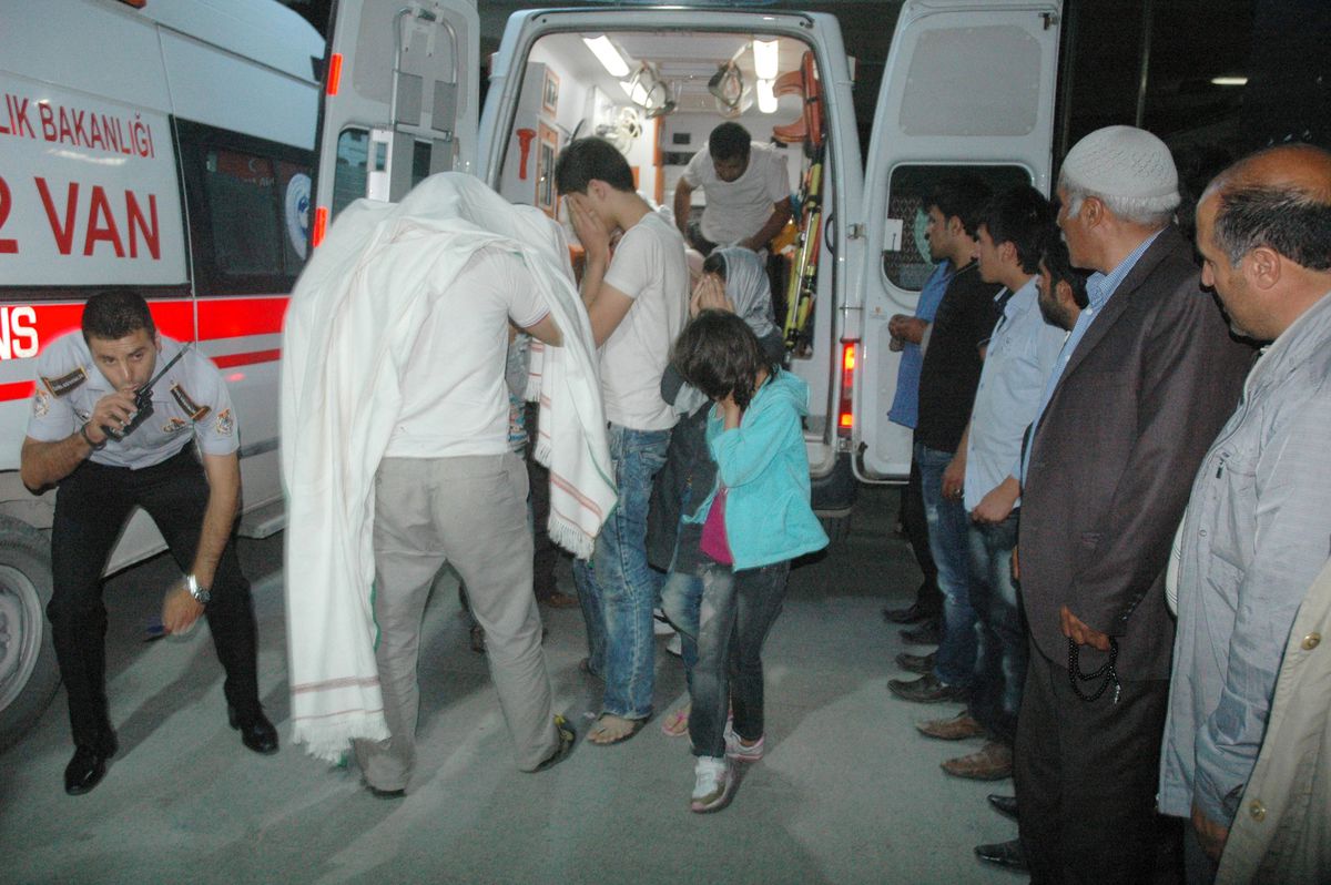 Van\'da Kaçak Göçmenleri Taşıyan Minibüs Devrildi: 13 Yaralı