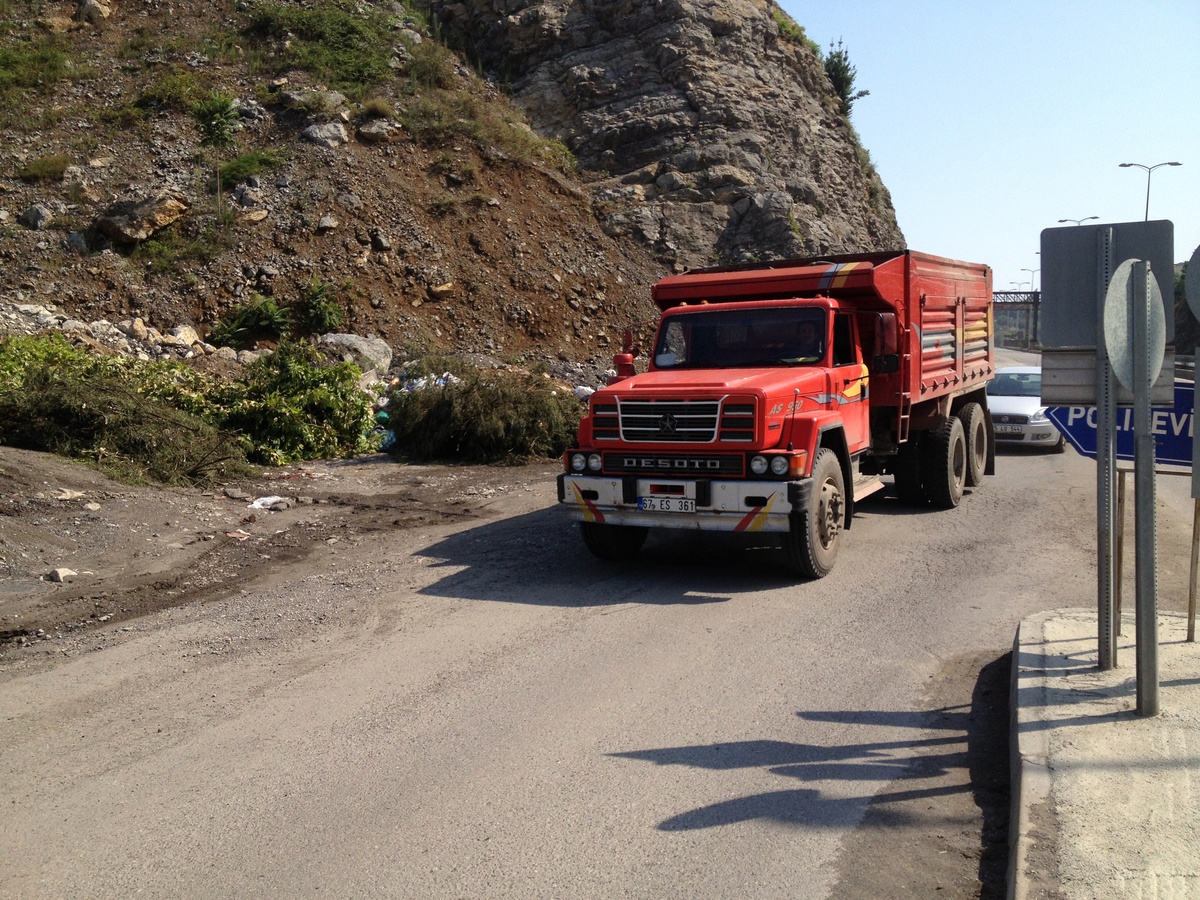 Yasak Alana Boşaltılan Çöp Yol Kapattı