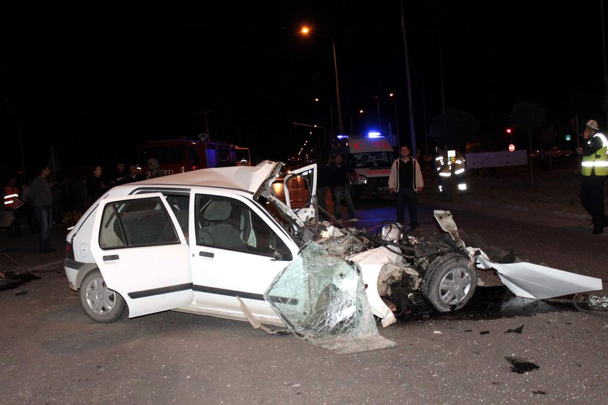 Yolcu Otobüsü Otomobili Biçti: 1 Ölü