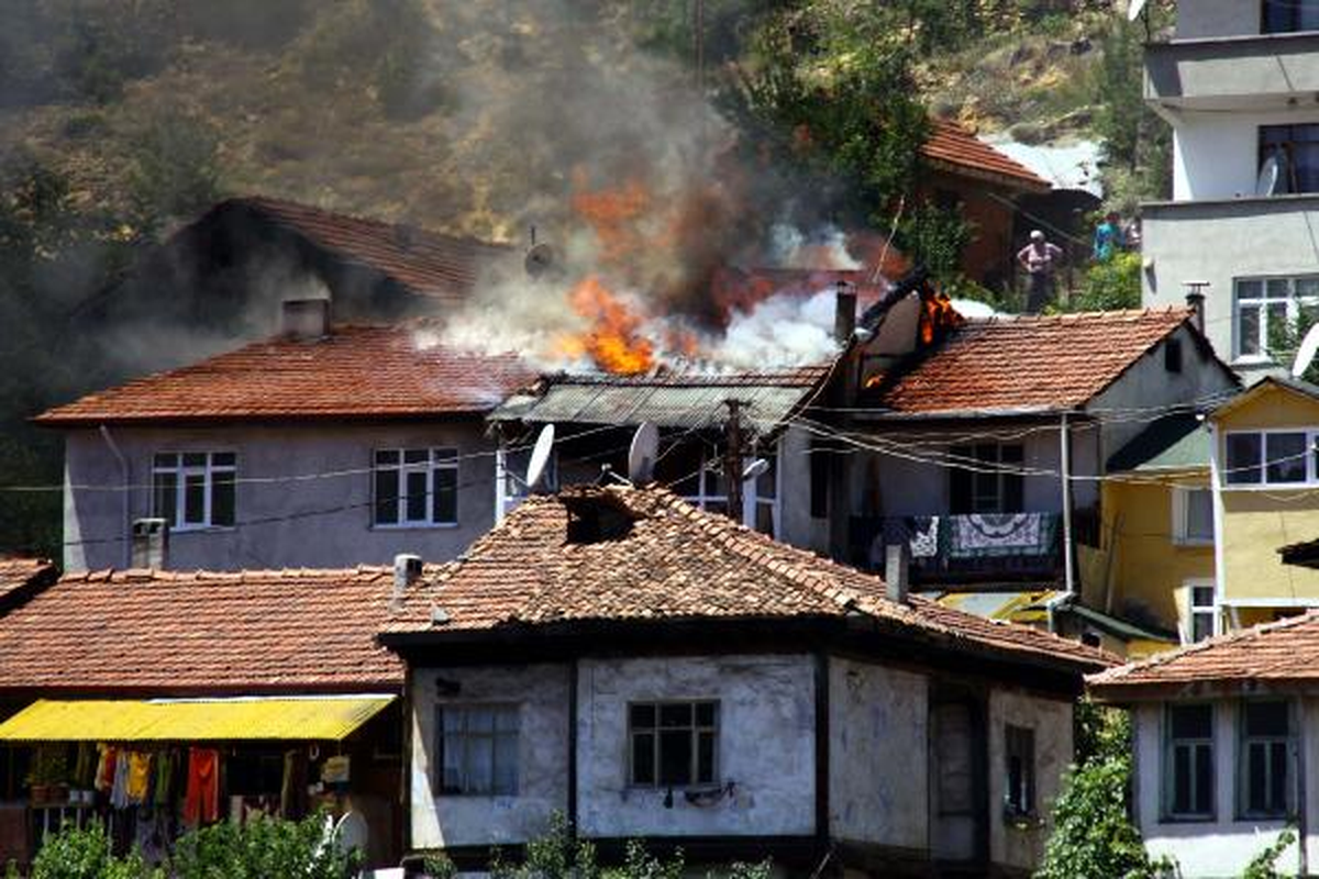 12 Yaşındaki Çocuk, Babası ve Dedesinin Evini Yaktı