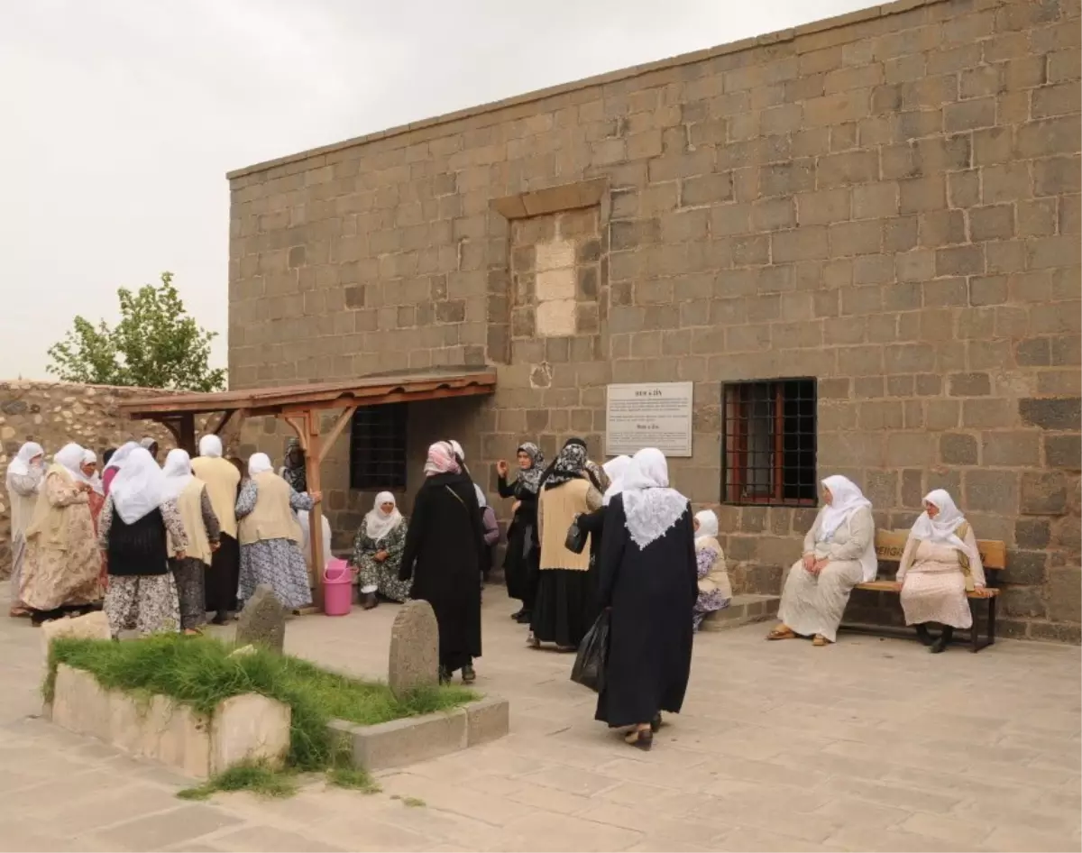 Abdaliye Medresesi'ne Ziyaretçi Akını