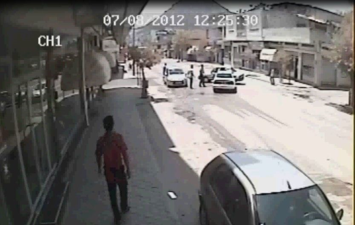 Adana\'da 2 Otomobilin Çarpıştığı Kaza Anı Güvenlik Kamerasında