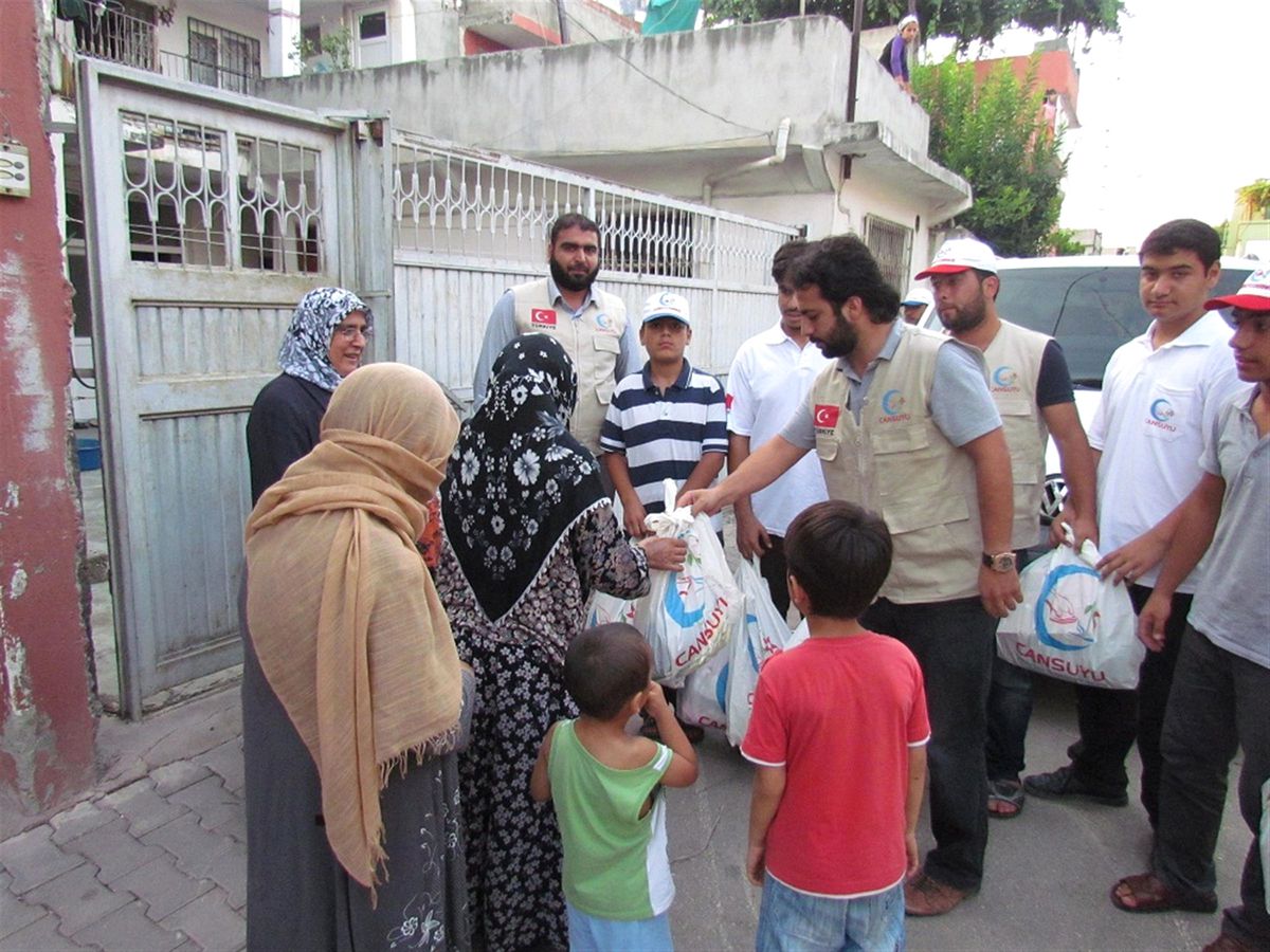 Afgan Mültecilere Giyim Yardımı