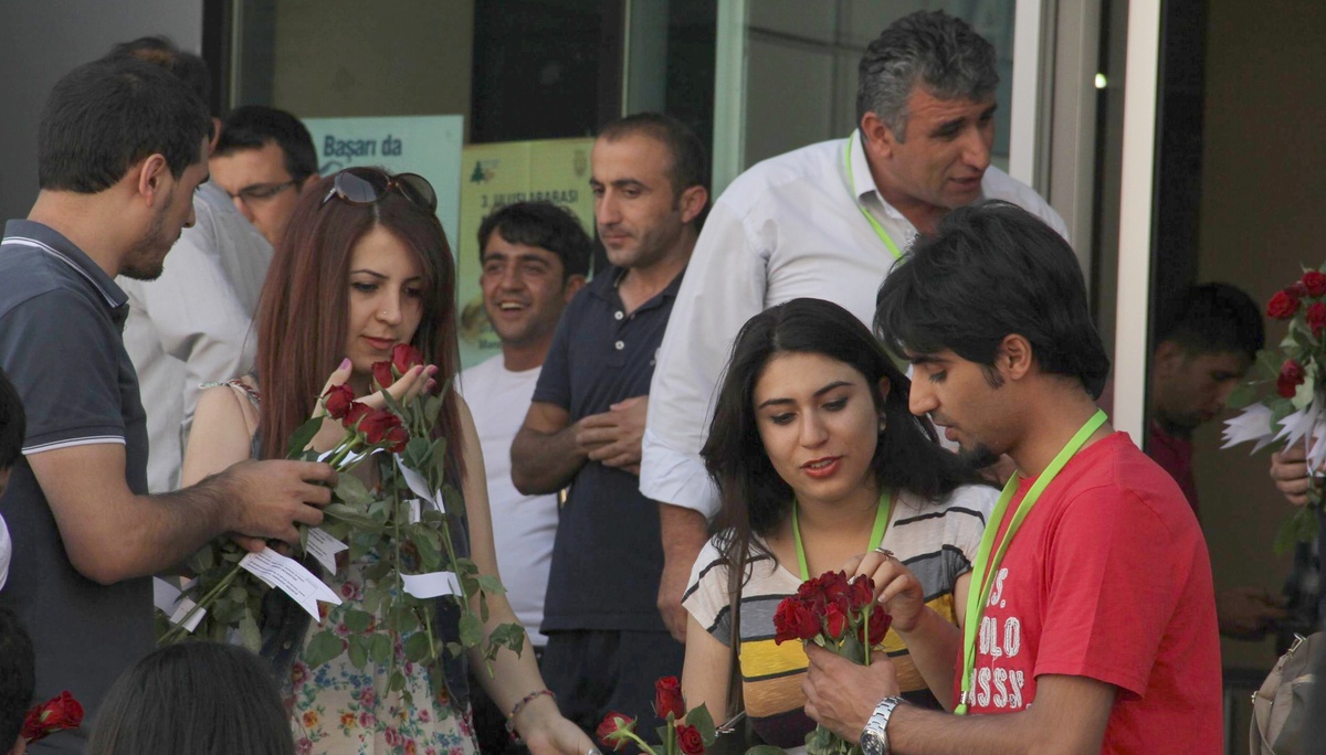 Akademisyenler Çarşı Merkezinde Yöre Halkına Gül Dağıttı
