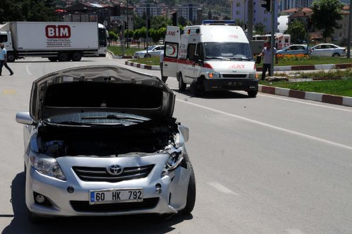 Ambulans Otomobille Çarpıştı: 1 Yaralı