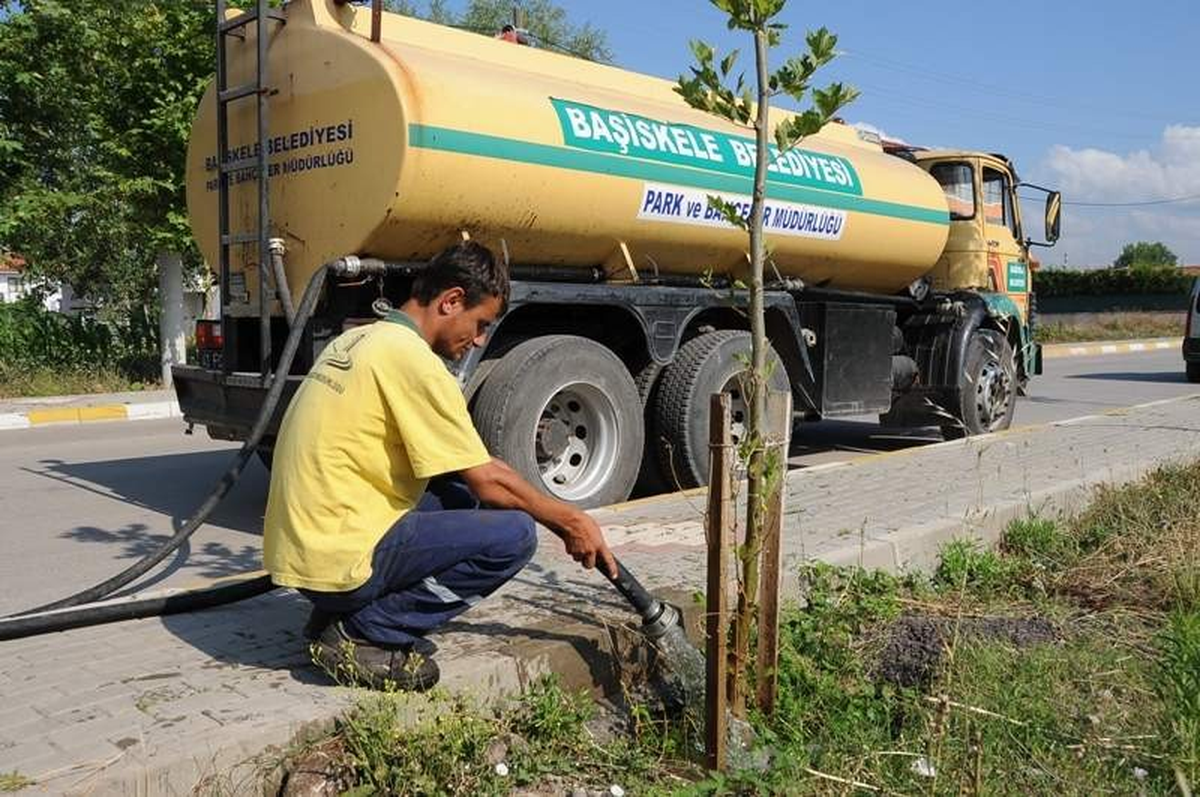 Başiskele\'de Ağaçlar Sulanıyor