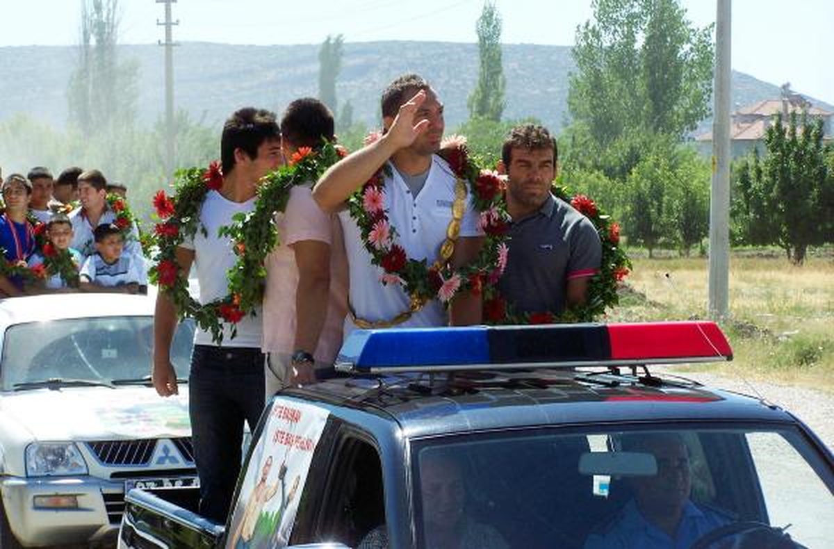 Başpehlivan Gürbüz, Altın Kemeri Babasının Mezarına Götürdü