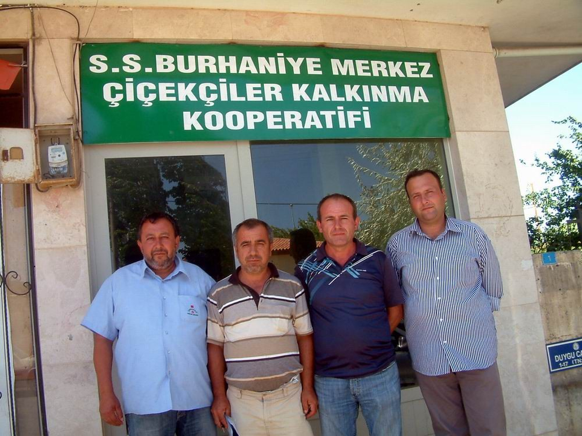 Burhaniye\'de Çiçekçi Başkanı Güven Tazeledi