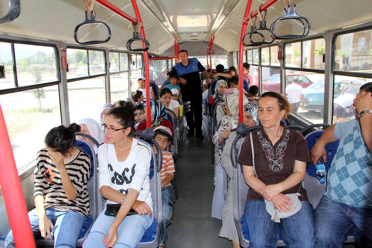 Büyükşehir Belediyesi\'nden Selzedelere Moral Gezisi