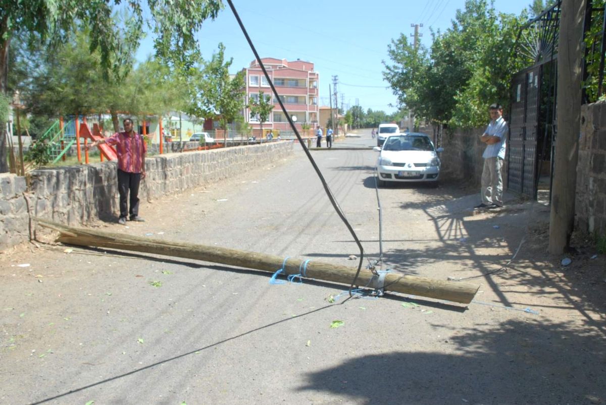 Dikkatsiz Sürücü 3 Telefon Direğini Devirdi