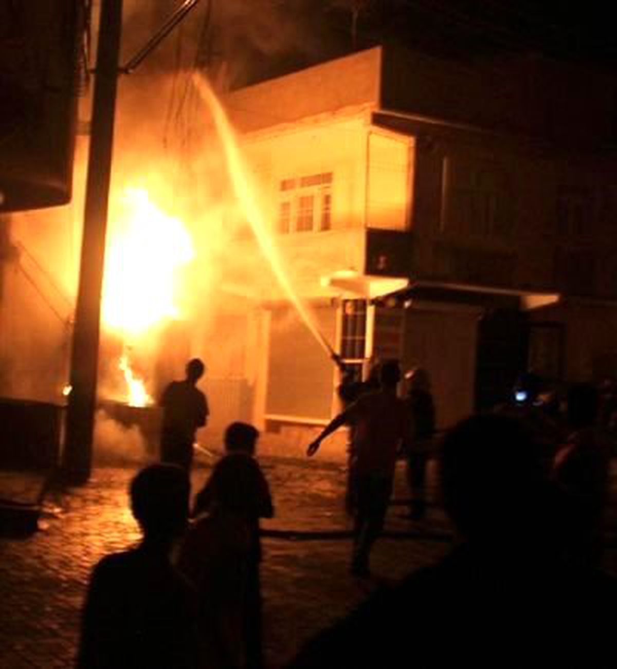 Diyarbakır\'da Trafodaki Yangın İki Katlı Binayı Kül Etti