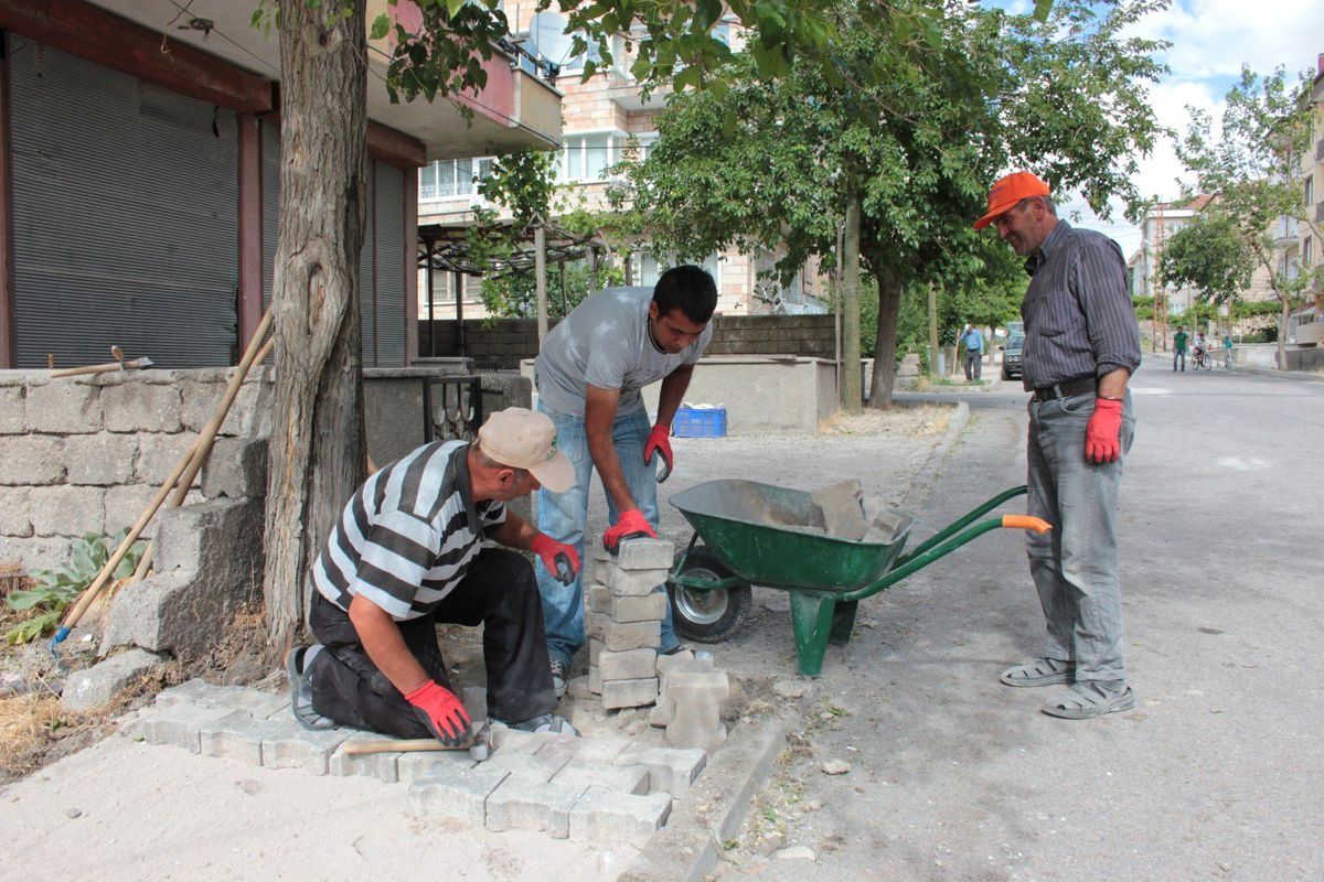 Emek Mahallesi\'nde Kaldırım Düzenlemesi Sürüyor