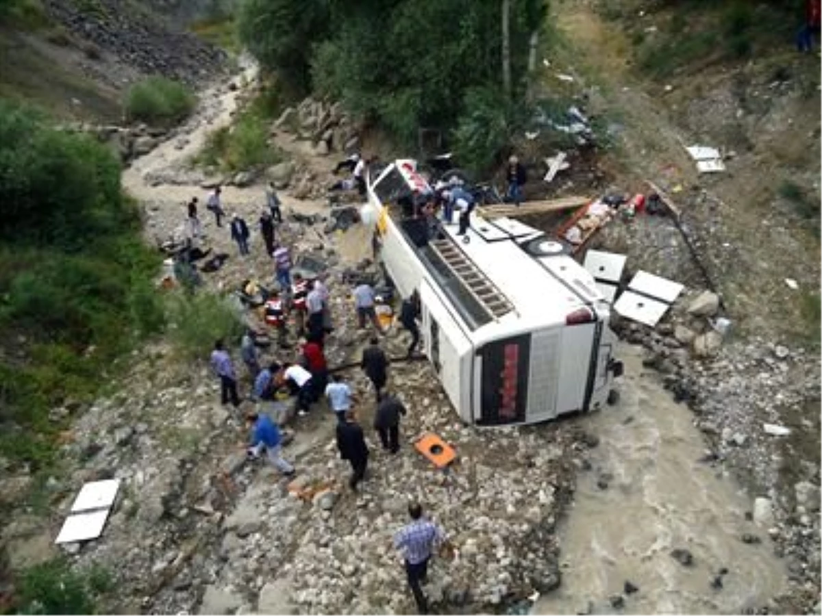 Erzurum 2 Ölenlerin 3\'ünün Kimliği Belirlendi "Ardahan Otobüsü Dereye Uçtu.5 Ölü, 43 Yaralı"...