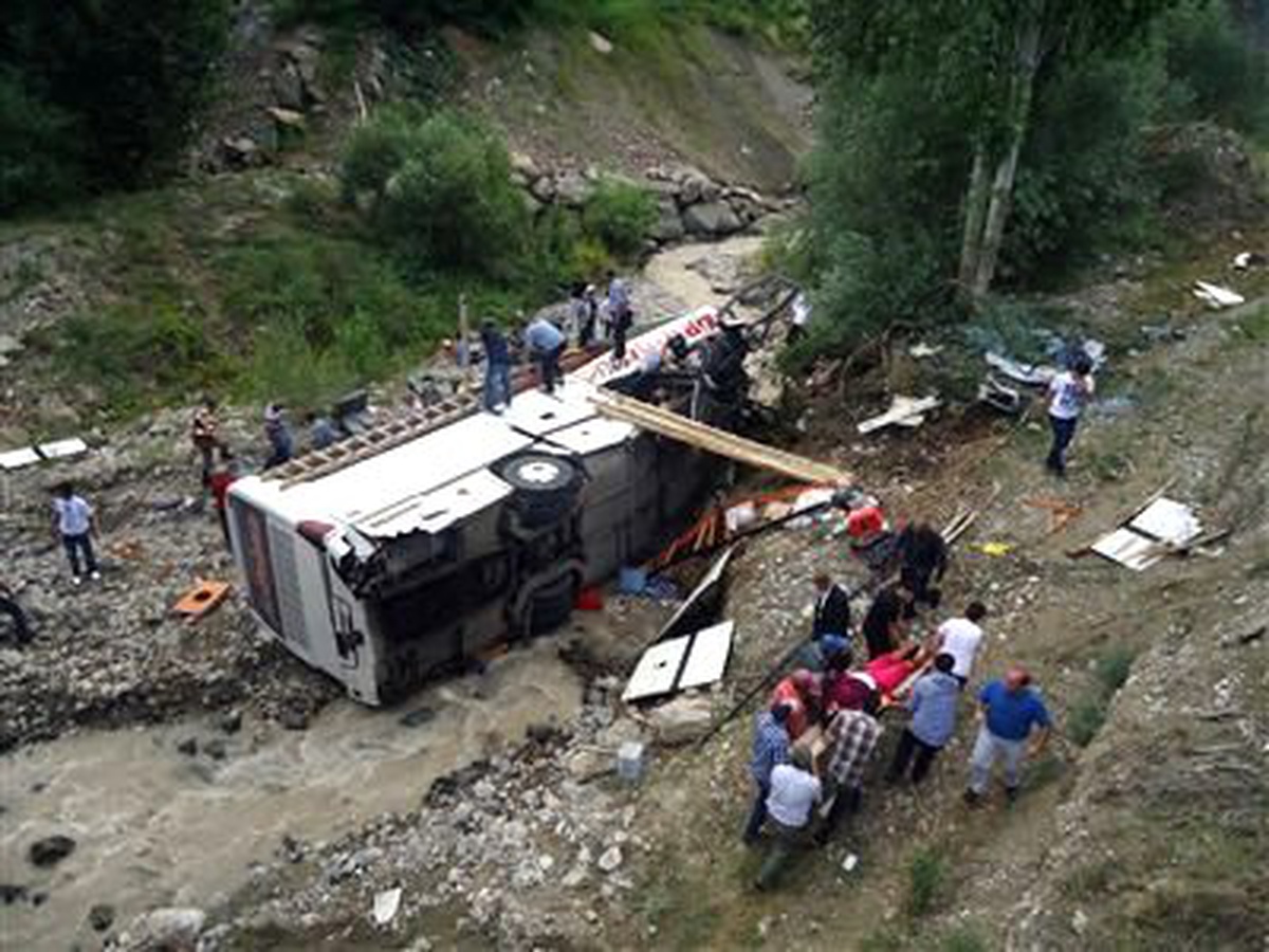 Erzurum\'da Trafik Kazası: 1 Ölü, 40 Yaralı