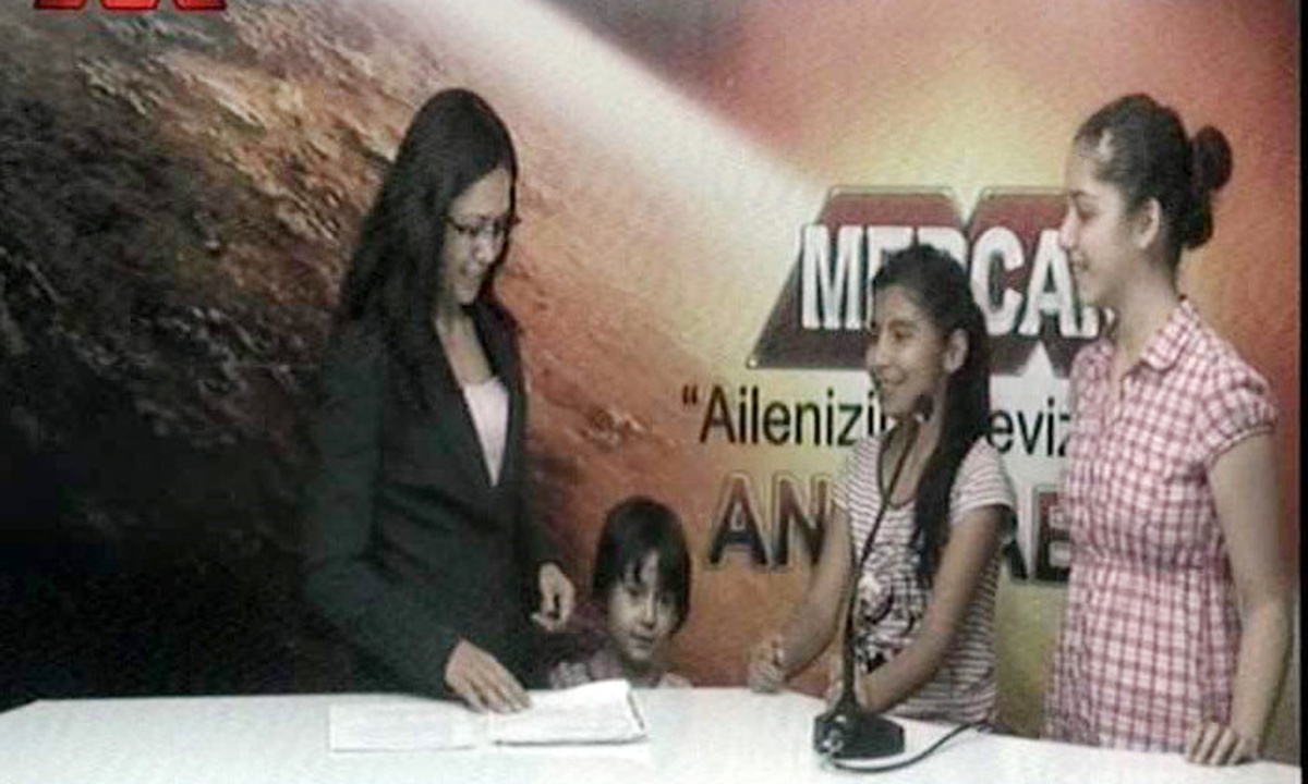 Haber Sunucusunun Minik Kızı Canlı Yayında Stüdyoya Daldı