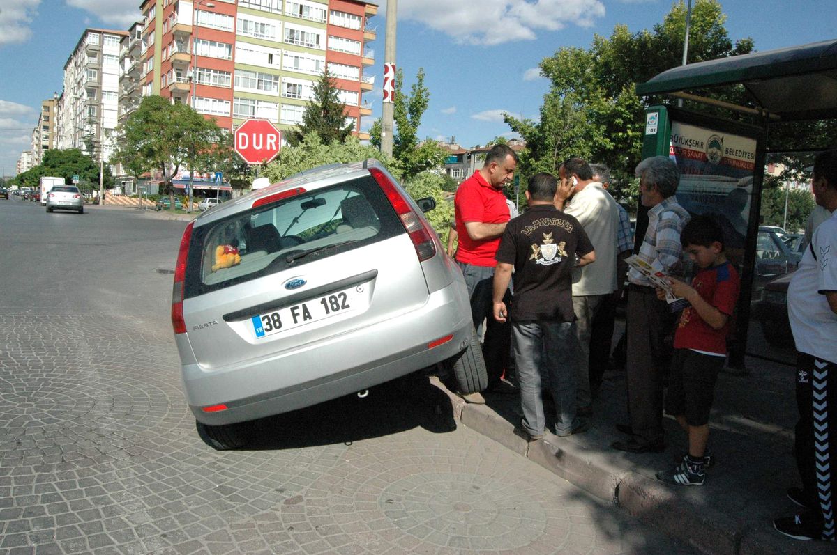 Sürücü Ağaca Çarptı