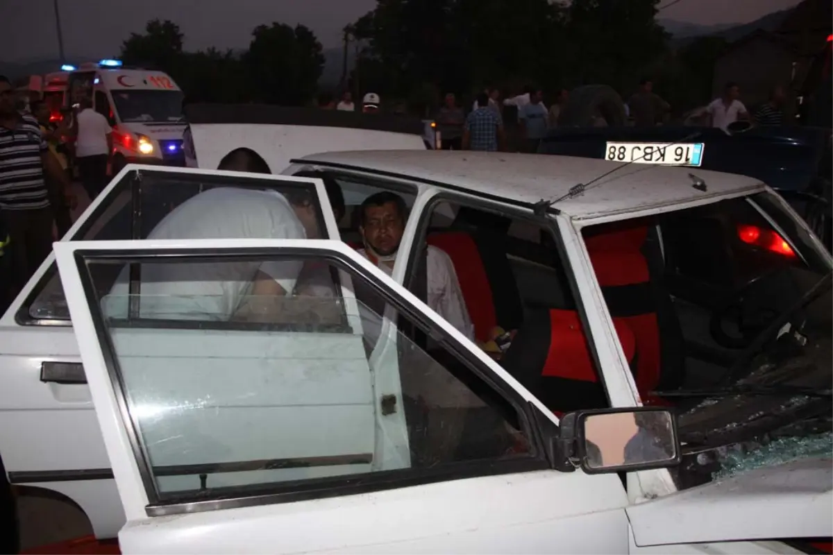 İnegöl'de Trafik Kazası: 8 Yaralı