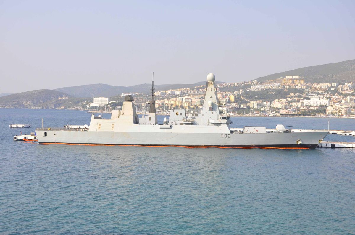 İngiliz Destroyeri Kuşadası\'nda