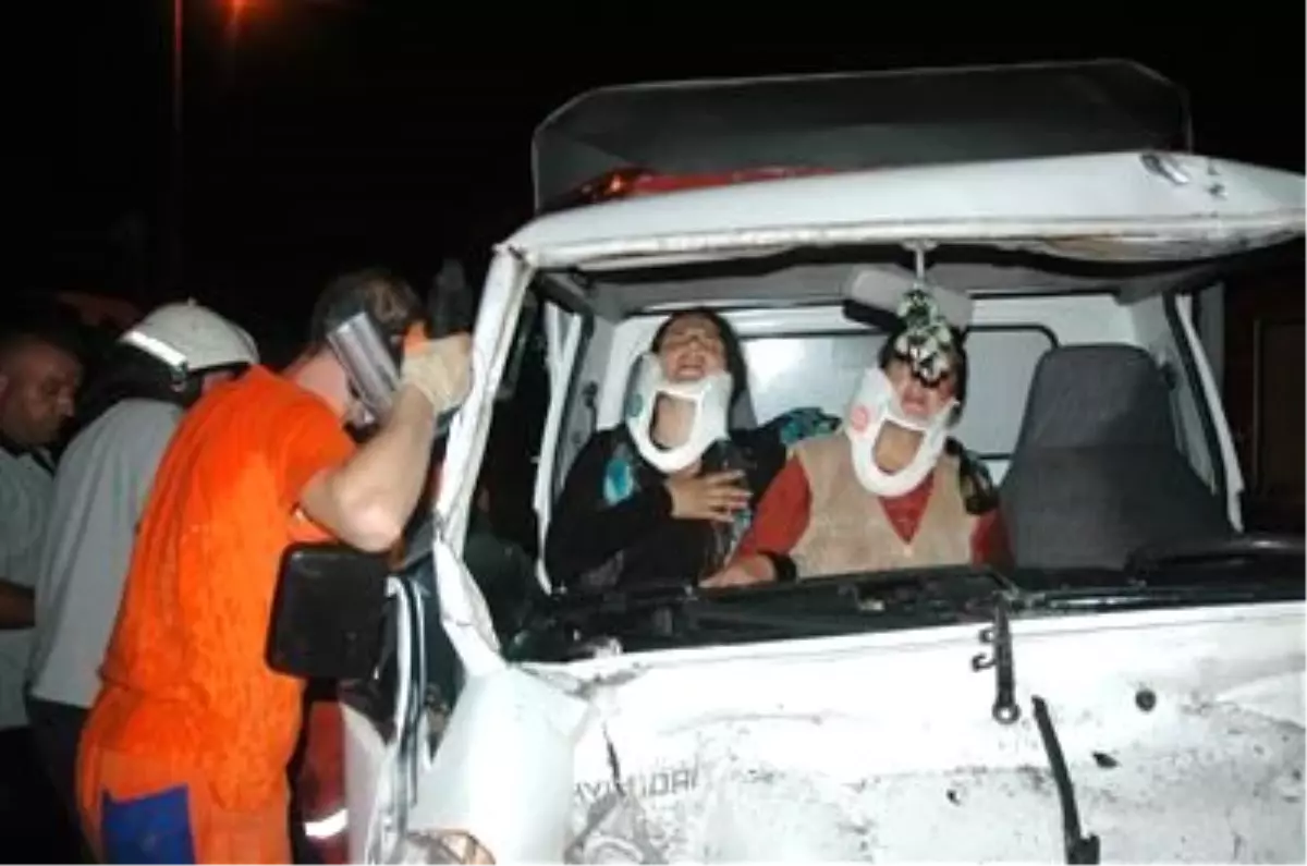 Kamyonet, Çöp Kamyonuna Çarptı: 3 Yaralı