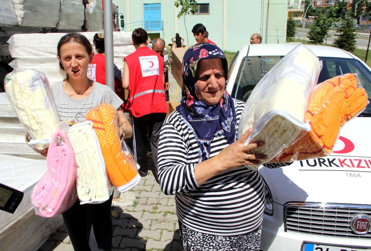 Kızılay\'dan Sel Mağdurlarına Yardım