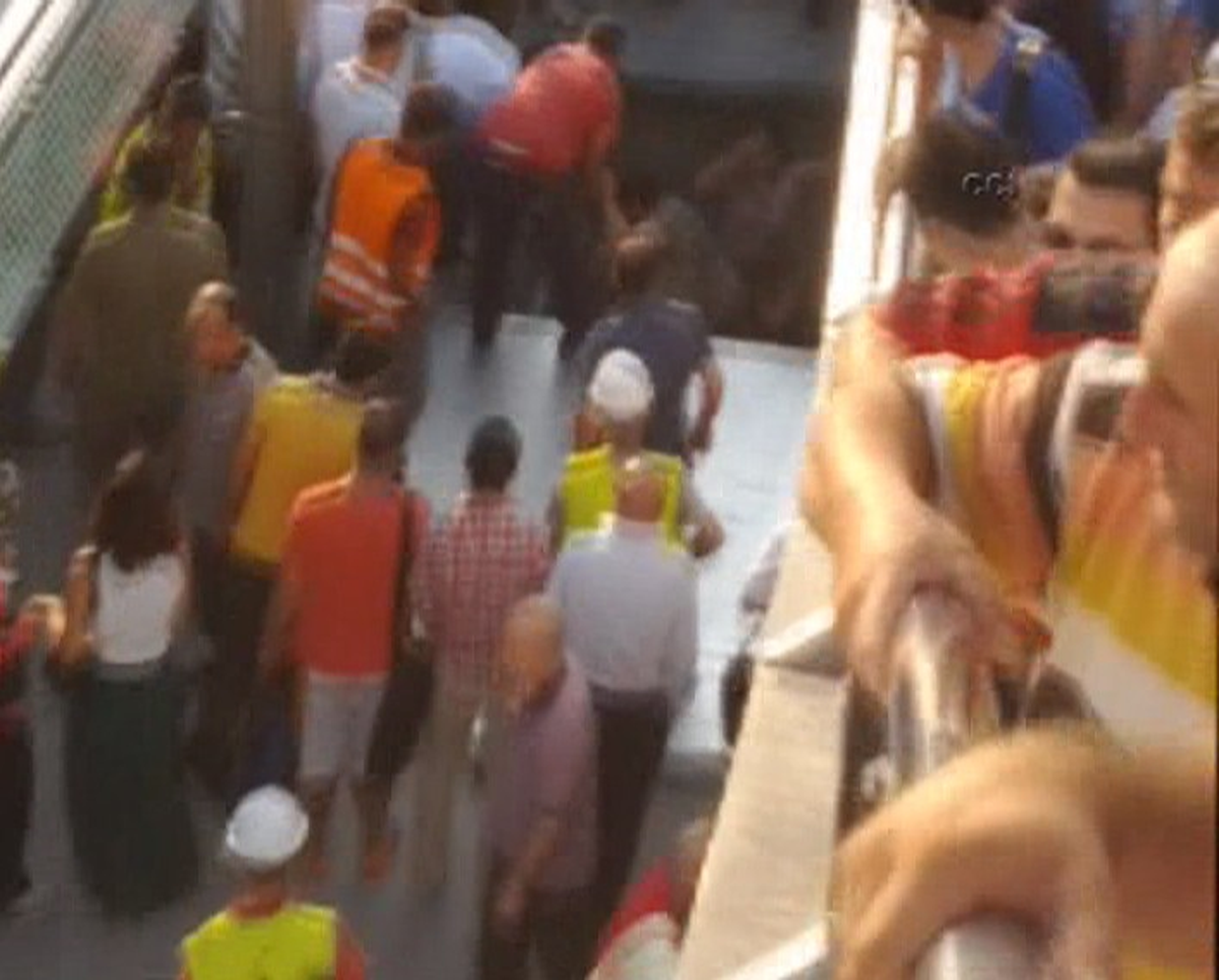 Metrobüs Durağı Çöktü, Yolcular Çukura Düştü