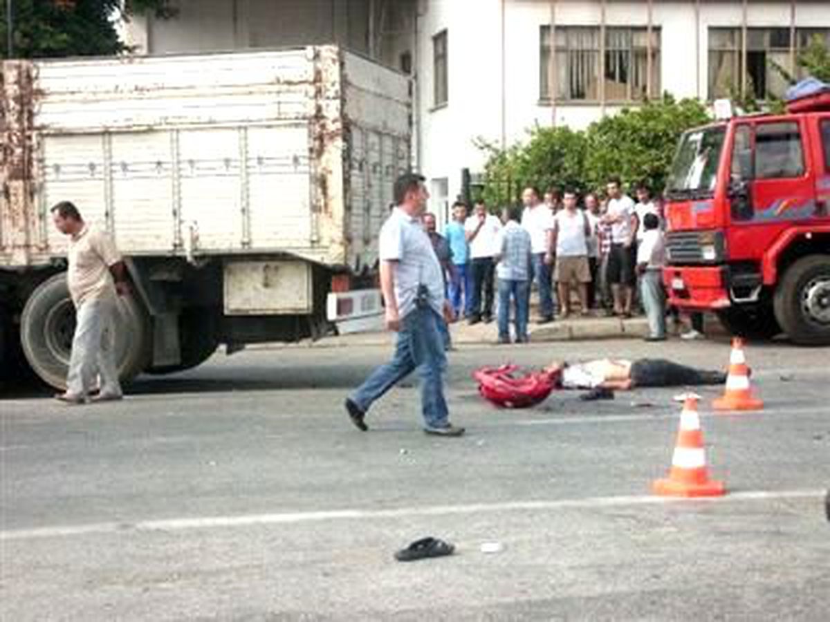 Motosikletle Kamyon Çarpıştı: 2 Ölü
