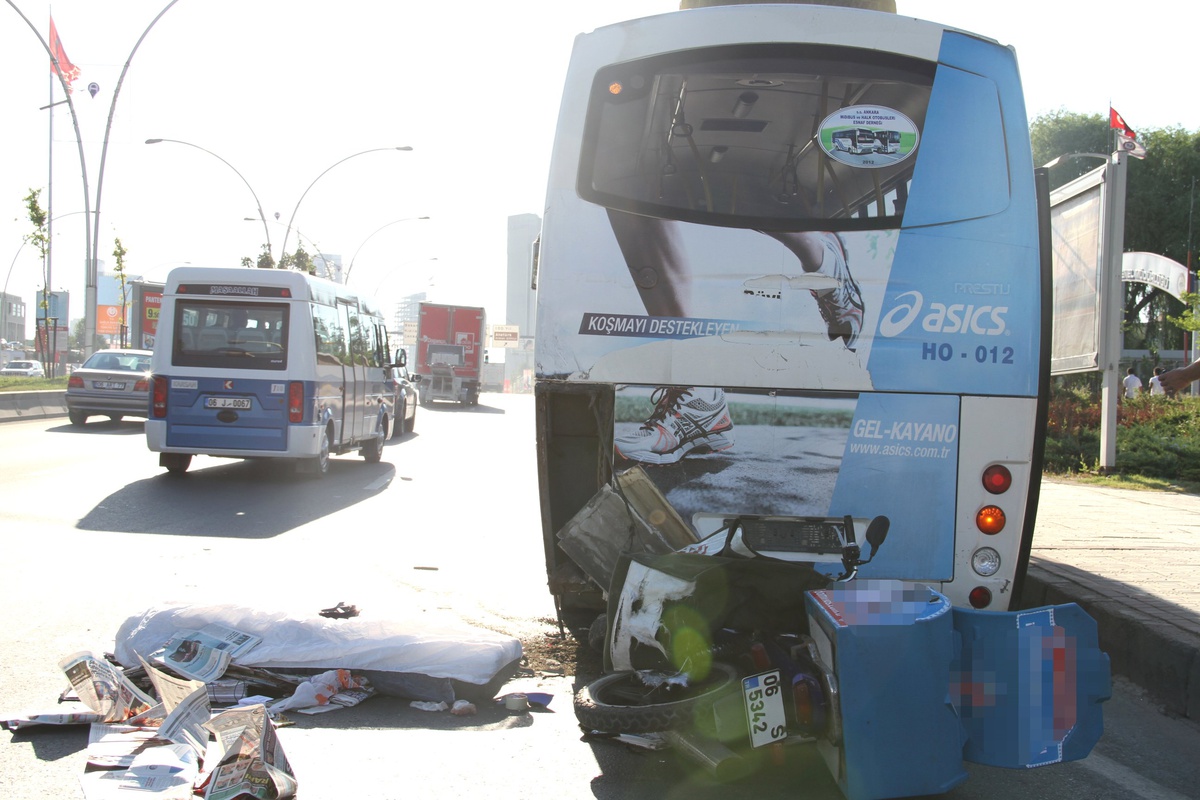 Motosiklet Minibüse Çarptı 1 Ölü