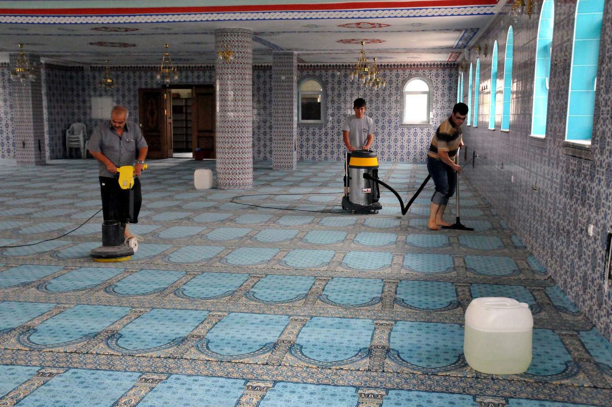 Niğde Belediyesi Cami Temizliği Yaptı