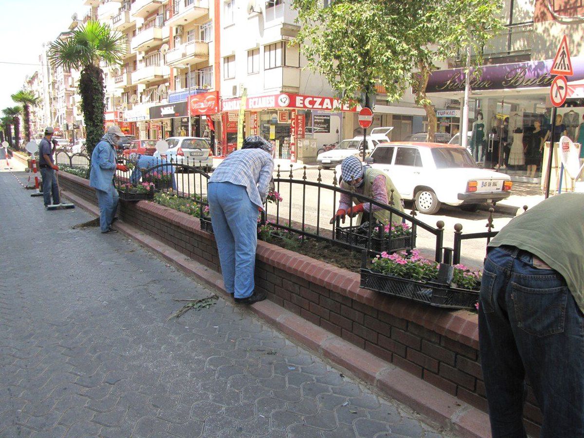Ödemiş Refüjlerine 35 Bin Çiçek