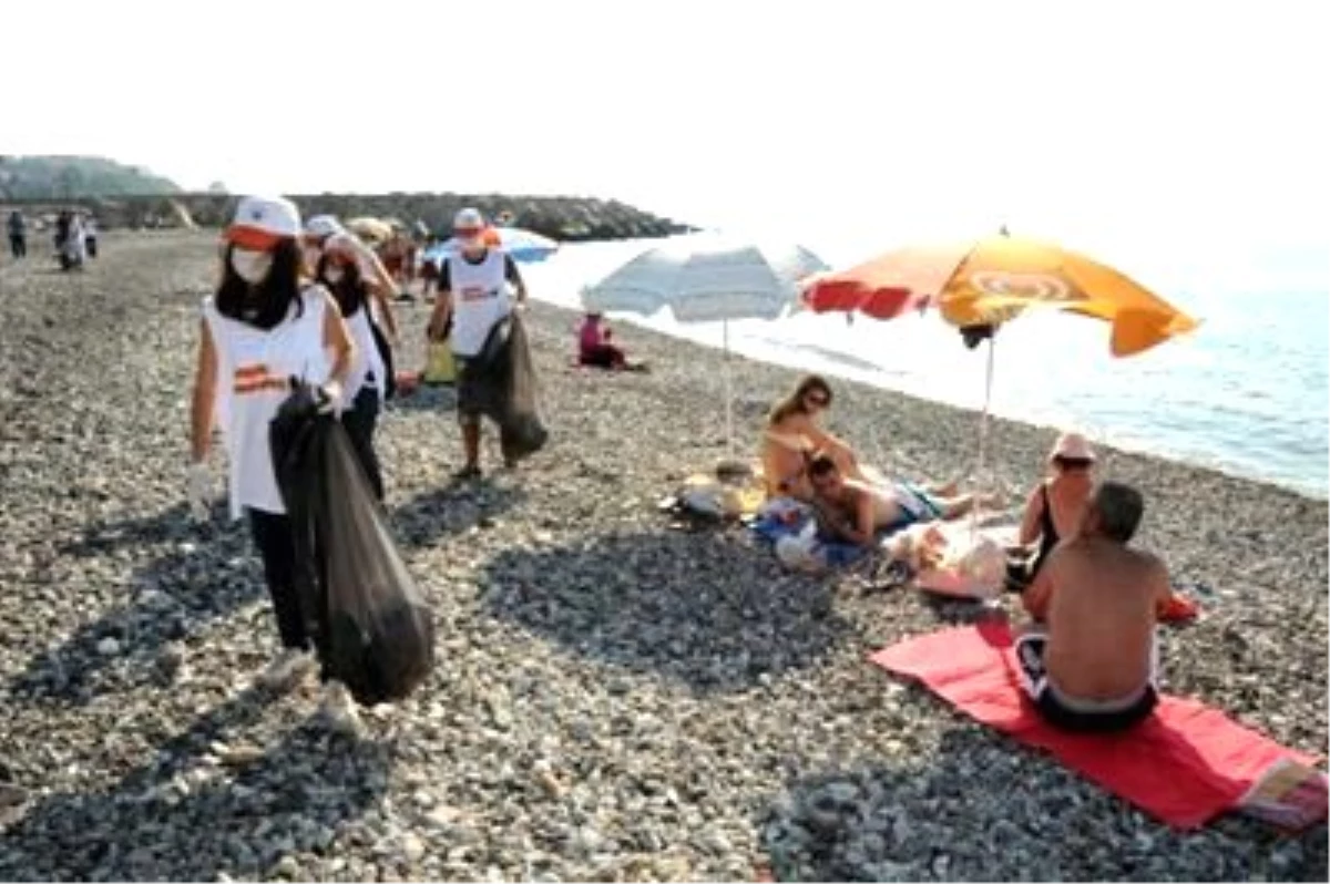 Öğrenciler Plajı Temizledi, Halk İzledi